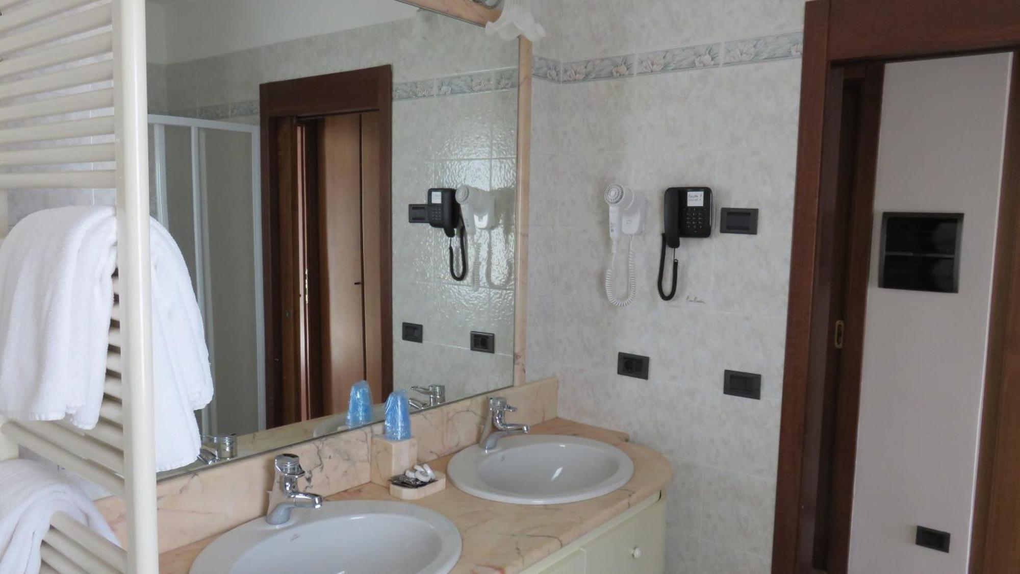 Albergo Al Cacciatore Desenzano del Garda Exterior photo