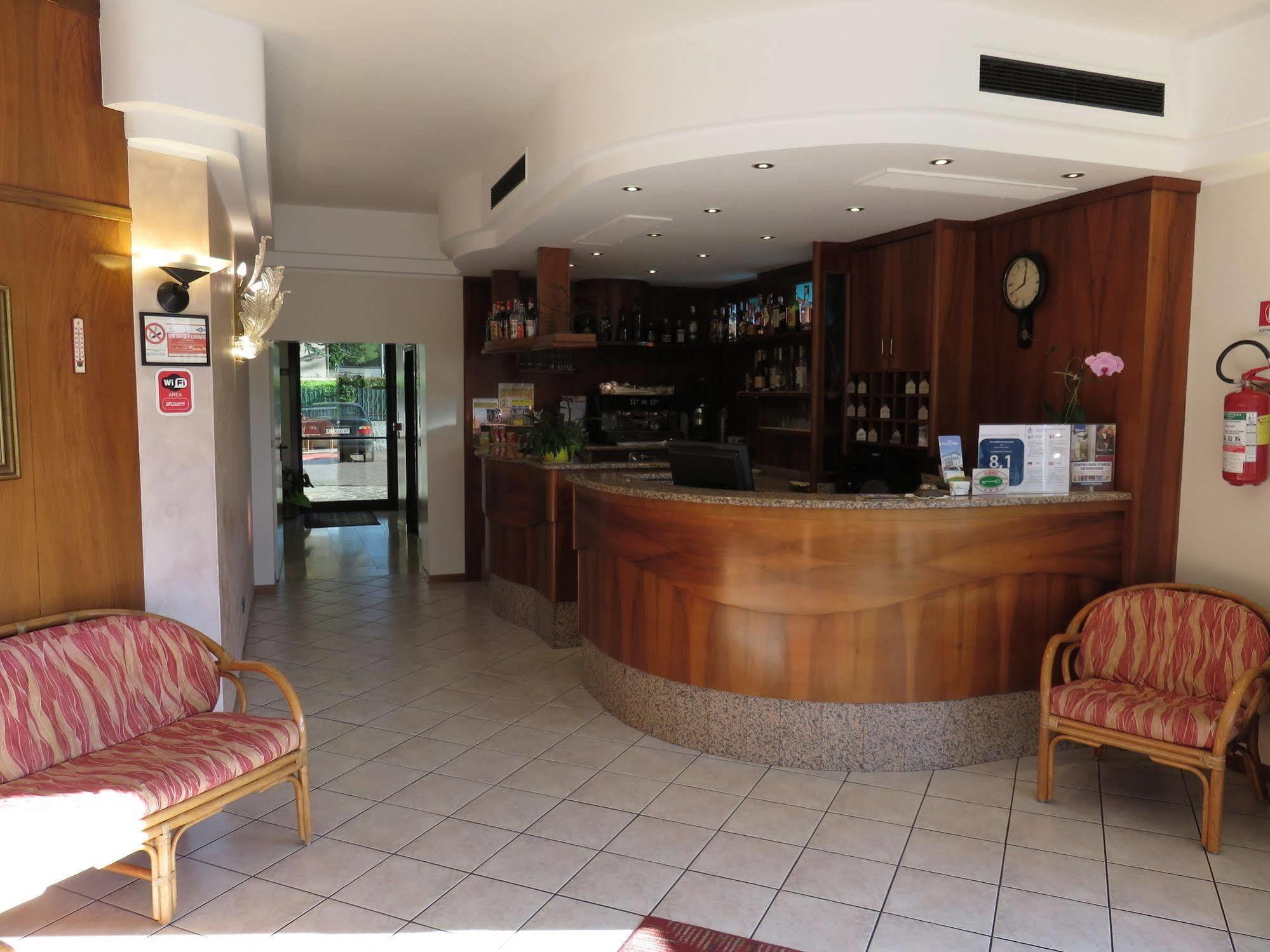 Albergo Al Cacciatore Desenzano del Garda Exterior photo