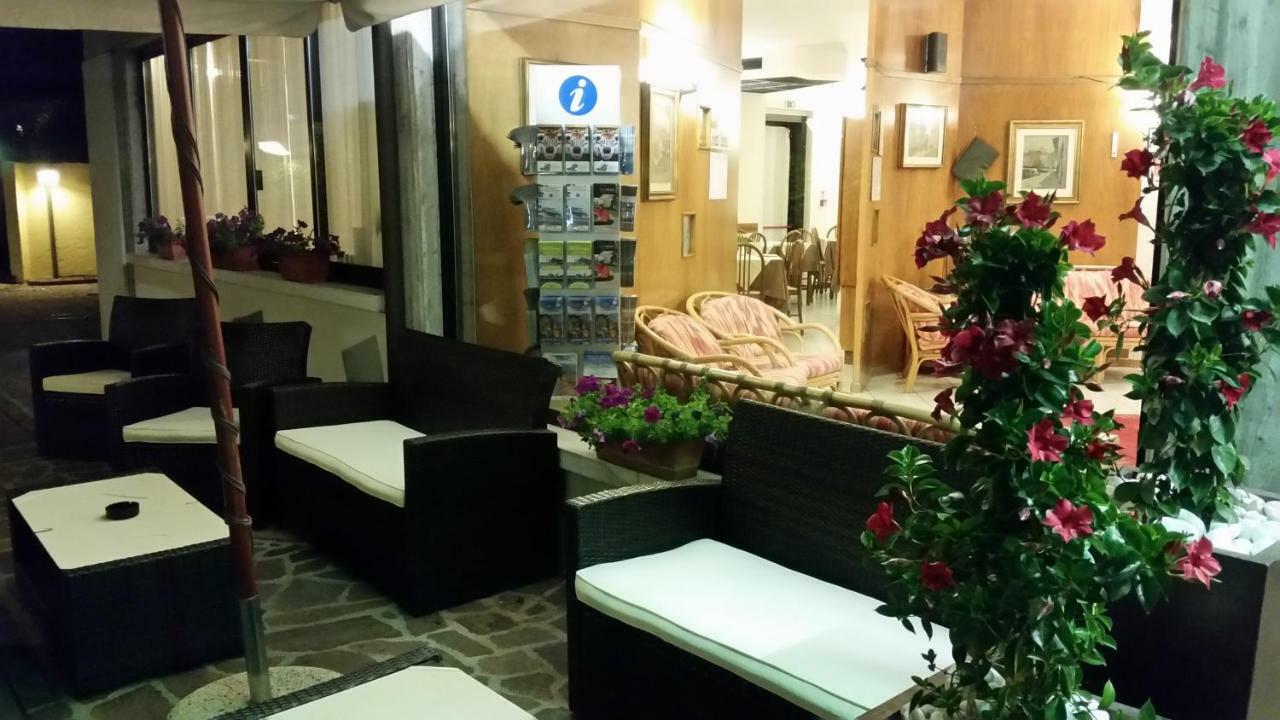 Albergo Al Cacciatore Desenzano del Garda Exterior photo